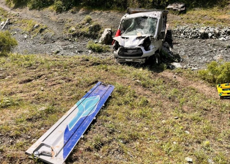 Kars'ta şarampole devrilen kamyonetin sürücüsü öldü, 1 kişi yaralandı