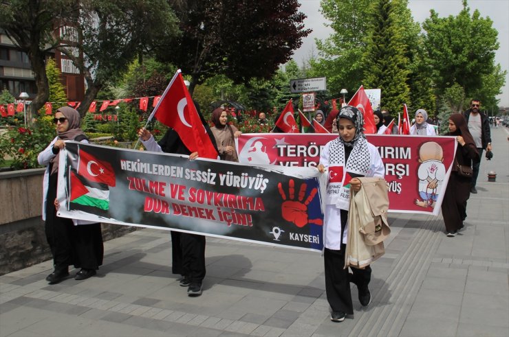 Kayseri'de sağlık çalışanları "sessiz yürüyüş" ile İsrail'i protesto etti