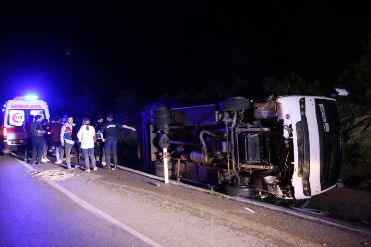 Muğla'da öğrencileri taşıyan otobüsün devrilmesi sonucu 25 kişi yaralandı