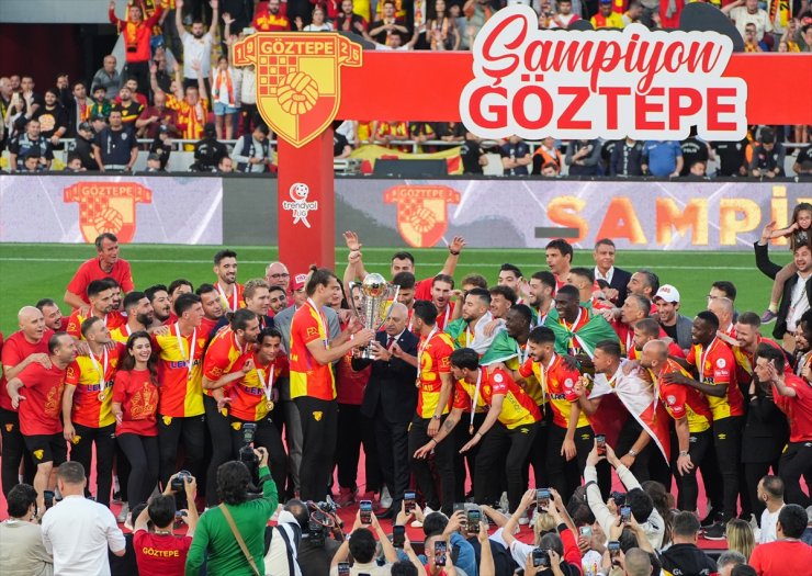 Süper Lig'e yükselen Göztepe, kupasını aldı