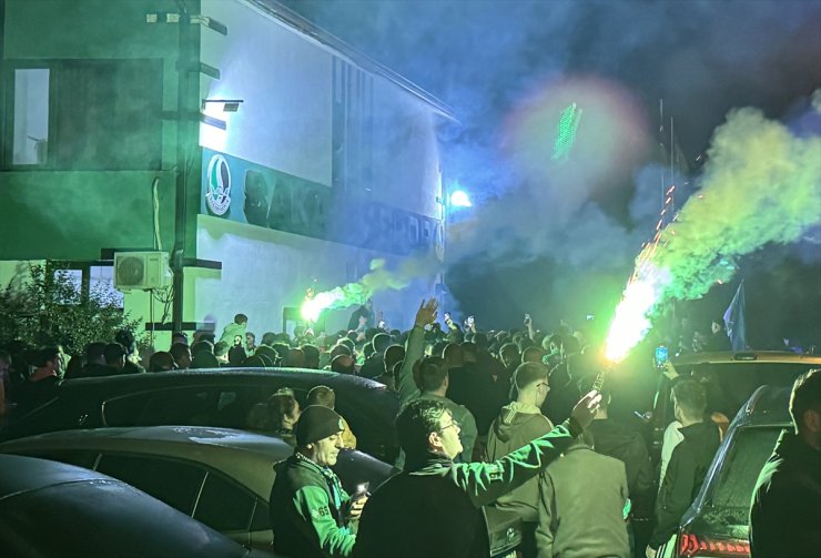 Trendyol 1. Lig'de play-off finaline kalan Sakaryaspor'u taraftarları karşıladı