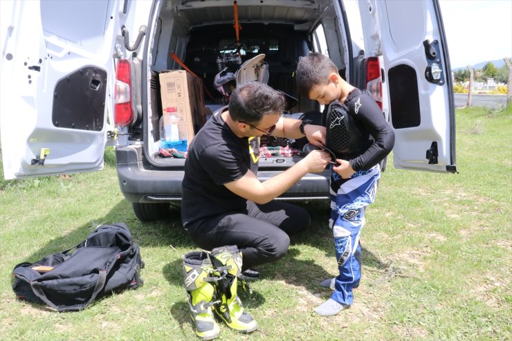 6 yaşındaki motokrosçu Uras Alp'in hayali yarışlara katılıp şampiyon olmak