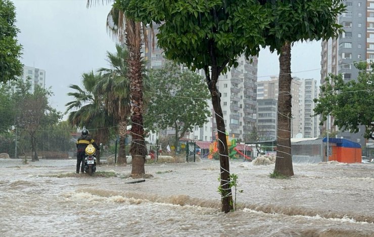 Adana'da sağanak etkili oluyor