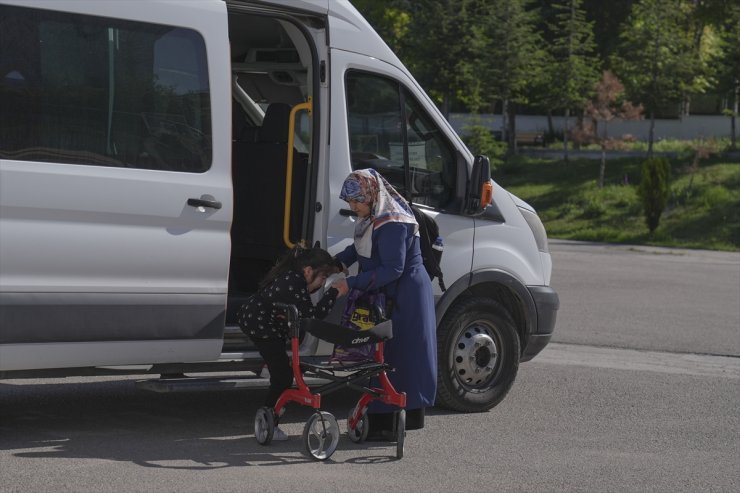 Beyin felci teşhisi konulan "özel" öğrencilerin "fedakar" anneleri