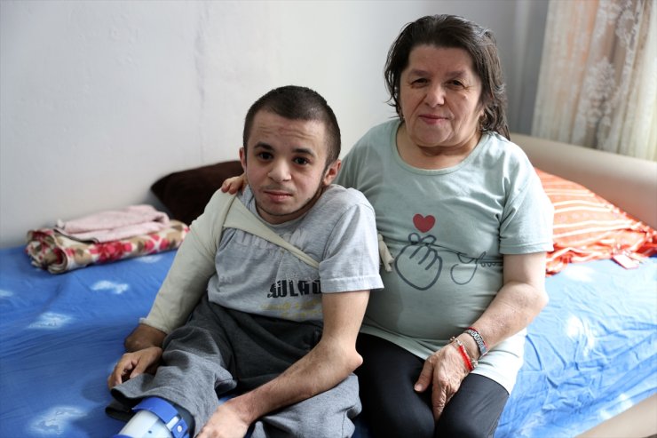 Cam kemik hastası anne, hayatını aynı hastalığı taşıyan oğluna adadı