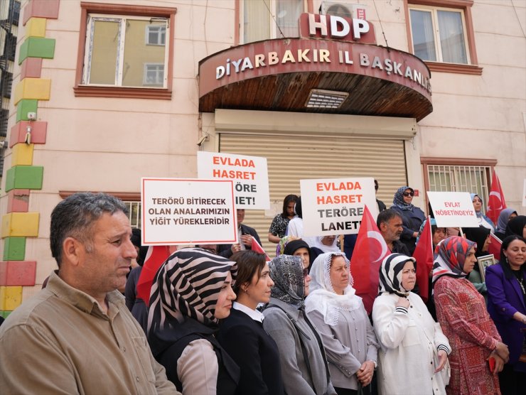 Diyarbakır annelerinin oturma eylemine destek ziyaretleri sürüyor