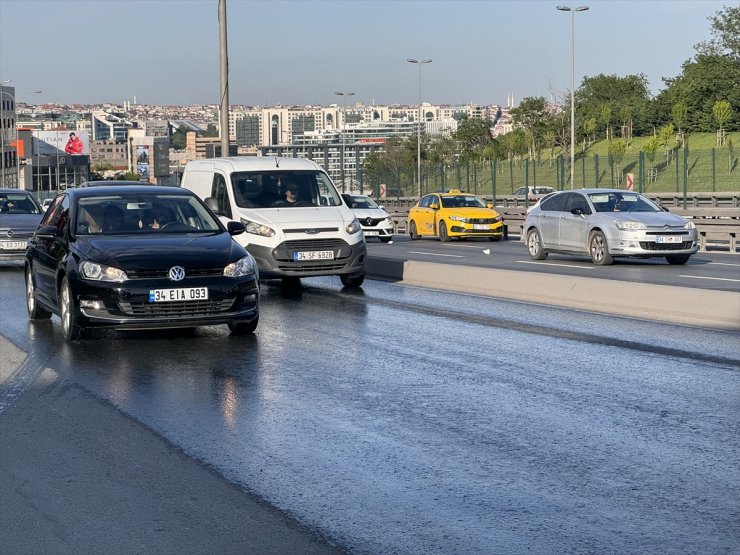 E-5 yan yolda patlayan kanalizasyon hattının kokusu çevrede rahatsızlık uyandırıyor