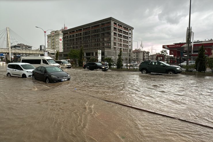 Elazığ'da dolu ve sağanak etkili oldu