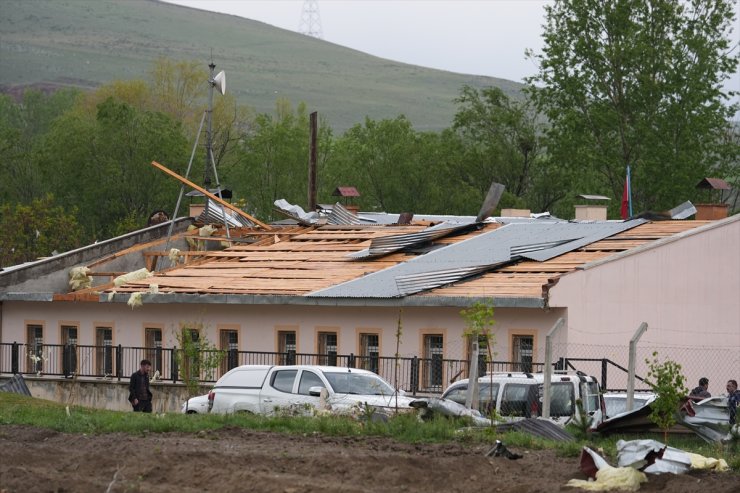 GÜNCELLEME - Erzurum'da hortum çatıları uçurdu