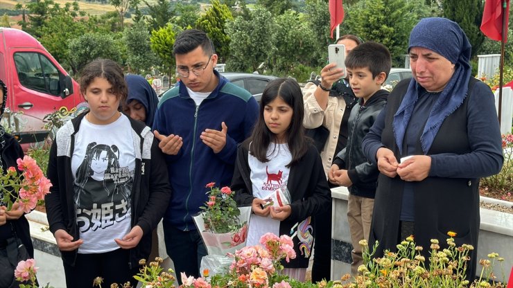 Hatay'da 3 kardeş, depremde ölen anne ve babasının mezarını ziyaret etti