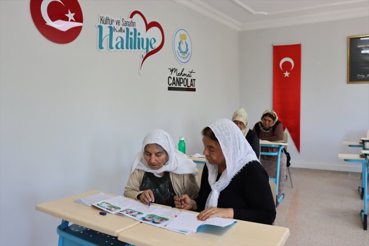 Hollanda'dan tatil için memleketine gelen kadın, 69 yaşında okuma yazma öğrendi