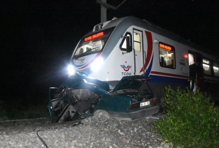 Malatya'da yolcu treninin çarptığı otomobilin sürücüsü öldü