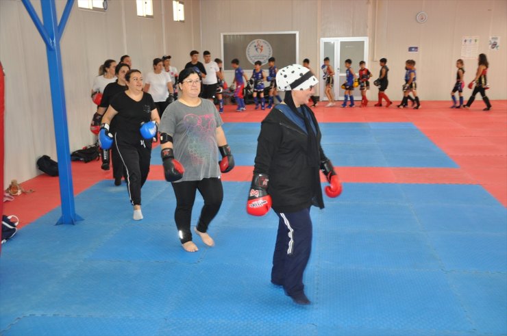 Mersin'de anneler, muaythai sporcusu evlatlarını idmanlarda yalnız bırakmıyor