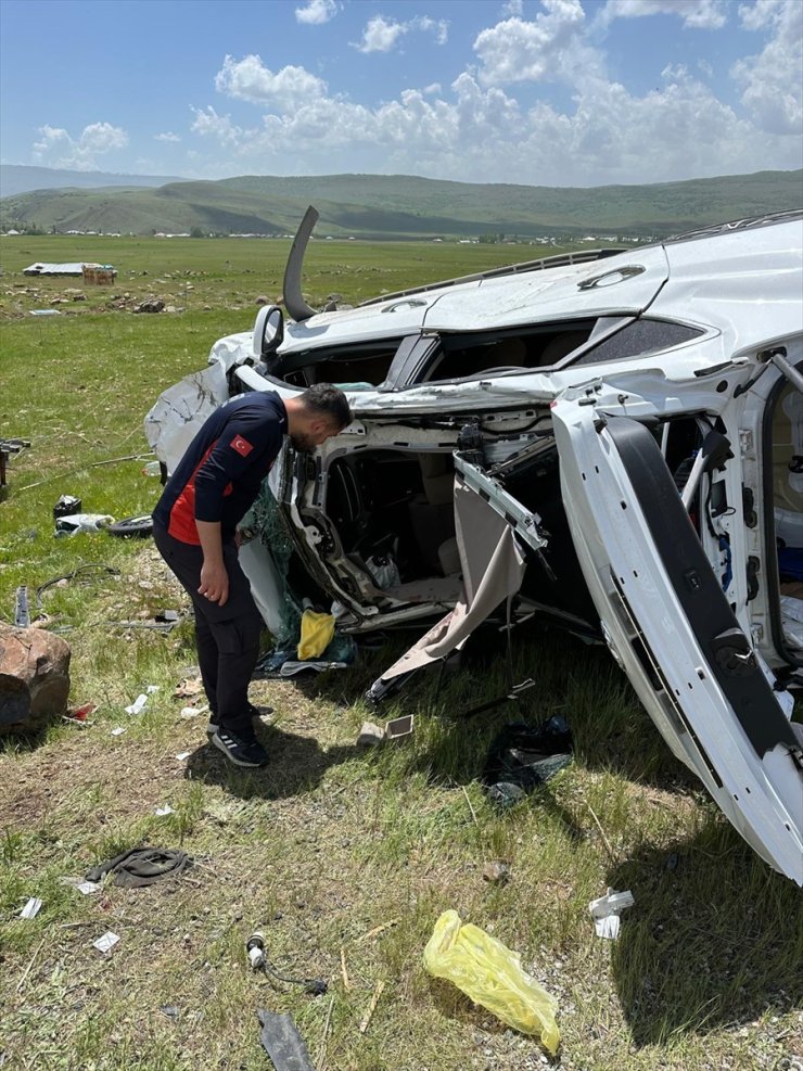 Muş'ta iki otomobilin çarpıştığı kazada 1 kişi öldü, 4 kişi yaralandı