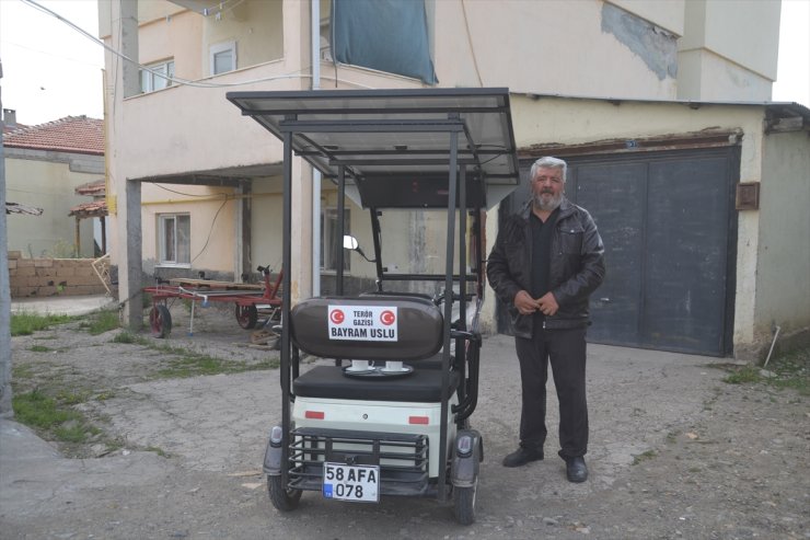 Sivaslı gazi, kurduğu düzenekle elektrikli motosikletini güneş enerjisiyle şarj ediyor