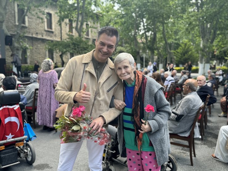 Tayfun Duygulu Anneler Günü'ne özel Darülaceze'de konser verdi