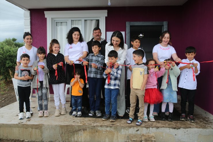 Ülkem Okuyor Derneğinin Hatay'da yaptırdığı ev, depremzede aileye verildi