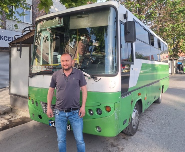 Zonguldak'ta midibüs şoförü, rahatsızlanan iki yolcuyu hastaneye yetiştirdi