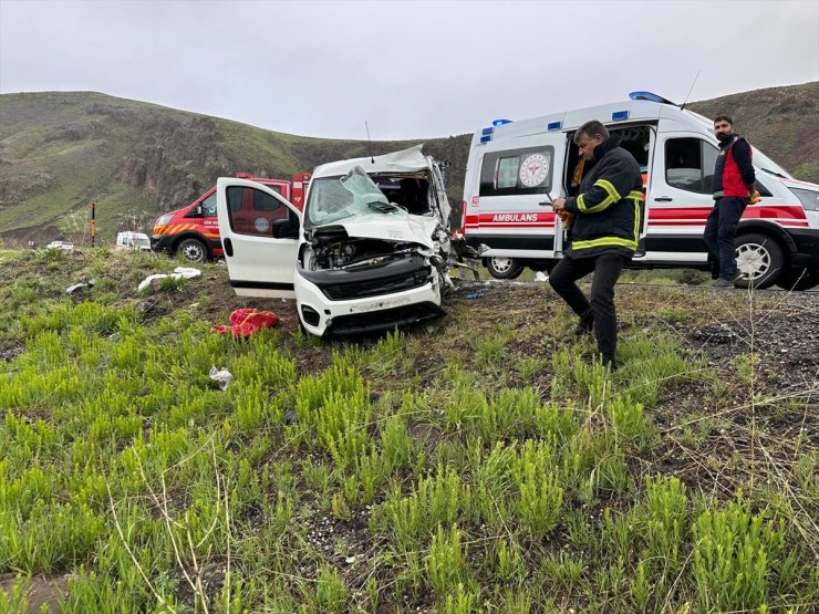 Ağrı'da hafif ticari araç ile minibüs çarpıştı, 2 kişi öldü, 5 kişi yaralandı