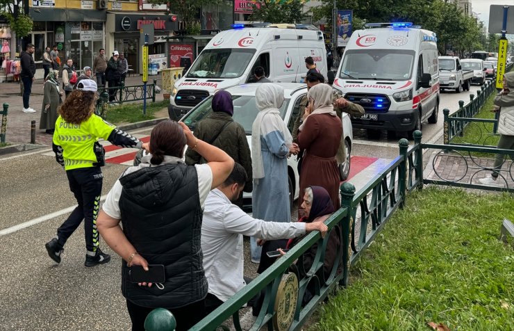 Bursa'da yaya geçidinde otomobilin çarptığı 2 kişi yaralandı