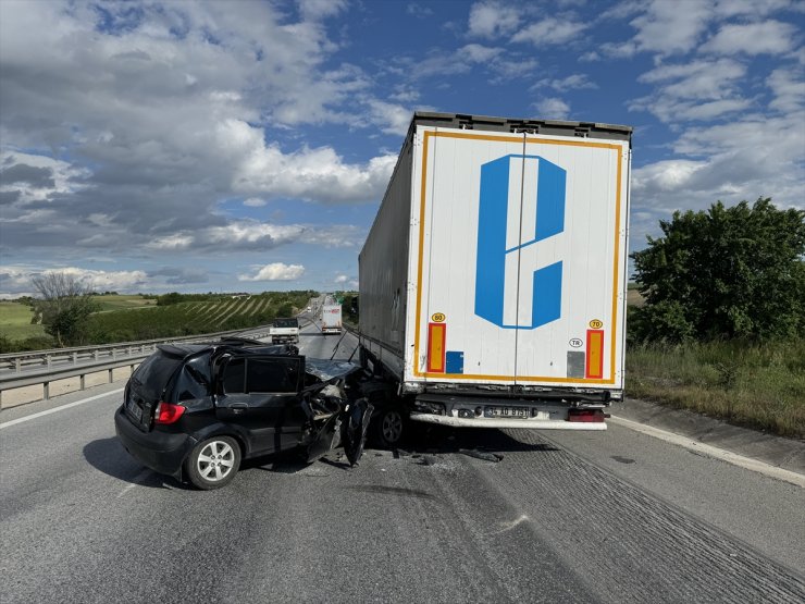 Edirne'de tıra çarpan otomobilin sürücüsü yaralandı