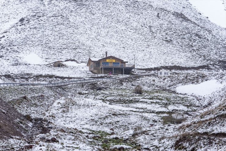 Erzurum'un yüksek kesimlerinde kar ve sis etkili oldu