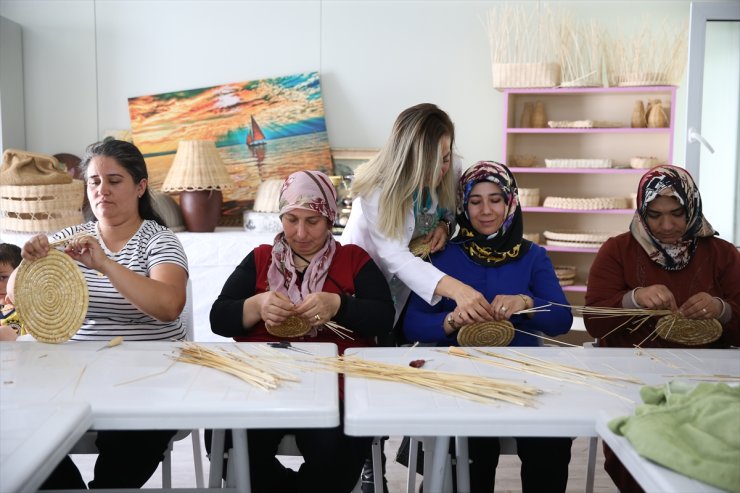 Hatay'da buğday sapları depremzede kadınların elinde dekoratif ürüne dönüşüyor