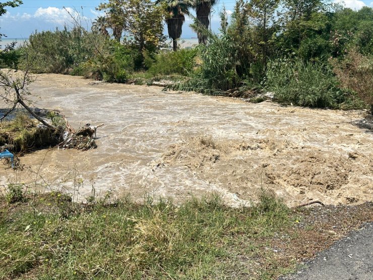 Hatay'da sağanak ve dolu hayatı olumsuz etkiledi