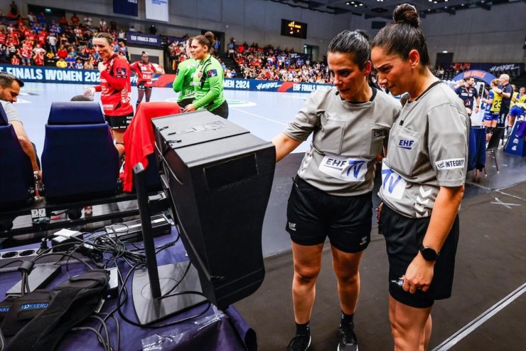 Hentbol hakemleri Hatipoğlu ve Şimşek, EHF Kadınlar Avrupa Ligi final maçını yönetti