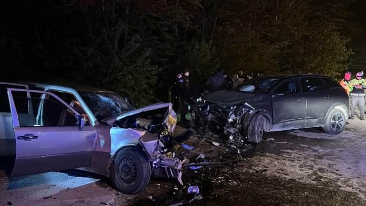 Tokat'ta cip ile otomobilin çarpıştığı kazada 7 kişi yaralandı