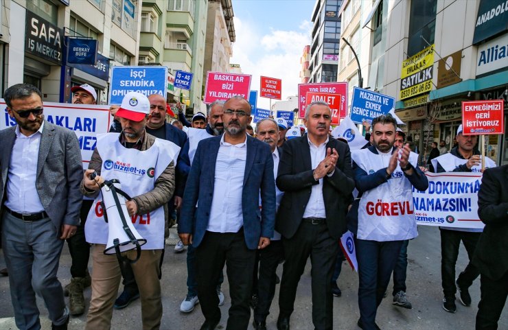 Van'da işten çıkarılan belediye çalışanları eylemlerini sürdürüyor