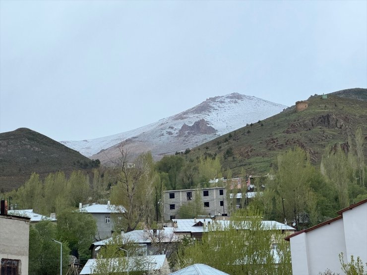 Van'ın yüksek kesimlerine kar yağdı