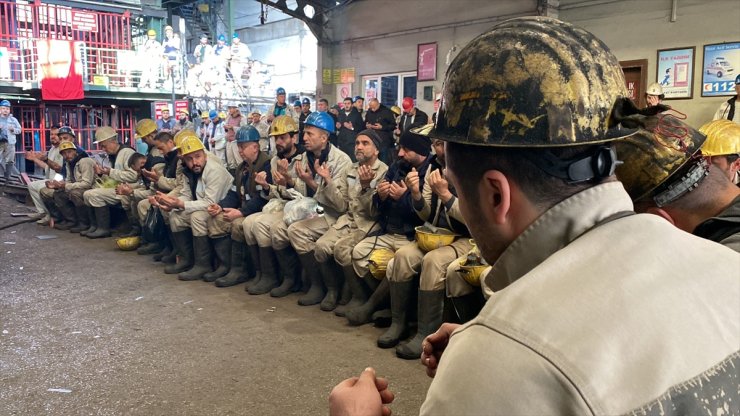 Zonguldak'ta madenciler, Soma'daki faciada yaşamını yitiren 301 işçiyi andı