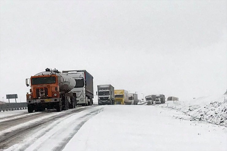 Ardahan-Posof kara yolunda kar ulaşımı aksattı