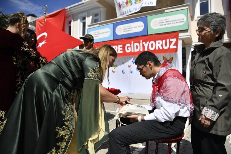 Edirne'de temsili askerlik yapacak engelli öğrencilere "asker kınası" yakıldı