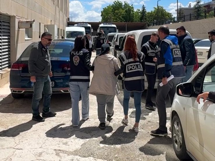 GÜNCELLEME - Elazığ'da toprağa gömülü cesedi bulunan genç kadının öldürülmesine ilişkin 2 zanlı tutuklandı