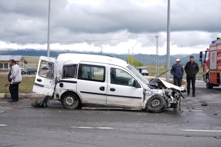 Erzurum'da tır ile hafif ticari aracın karıştığı kazada 4 kişi yaralandı