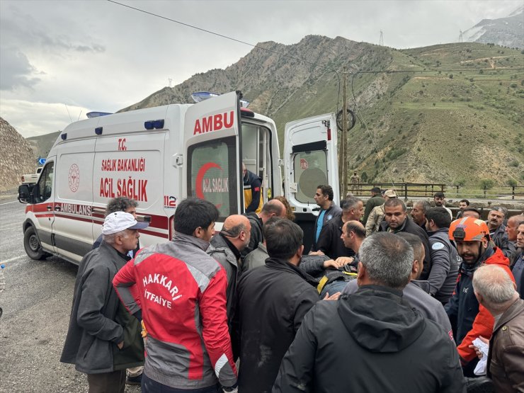 Hakkari'de köprüden dereye düşen küreme aracındaki 2 kişi yaralandı