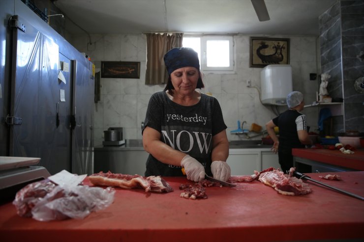 Hatay'da kasap fırın işletmecisi kadın meslekte 16 yılı geride bıraktı