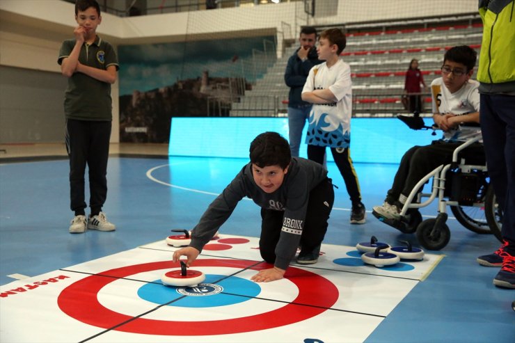 Kastamonu'da özel öğrencilerin yarıştığı floor curling turnuvası başladı