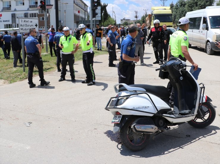 Kilis'te briket yüklü tır ile motosikletin çarpıştığı kazada 1 kişi öldü, 1 kişi yaralandı