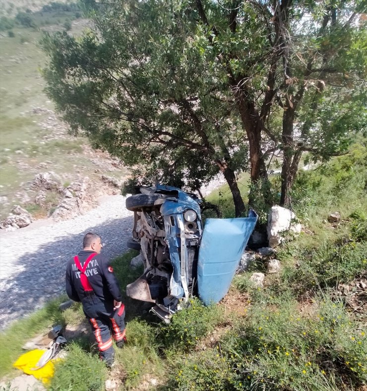 Malatya'da uçuruma yuvarlanan otomobildeki 2 kişi ağır yaralandı