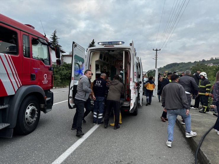 Ordu'da hafif ticari aracın devrildiği kazada 5 kişi yaralandı