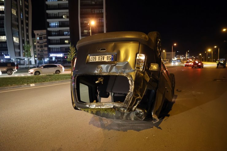 Sivas'ta hafif ticari aracın devrildiği kazada 6 kişi yaralandı