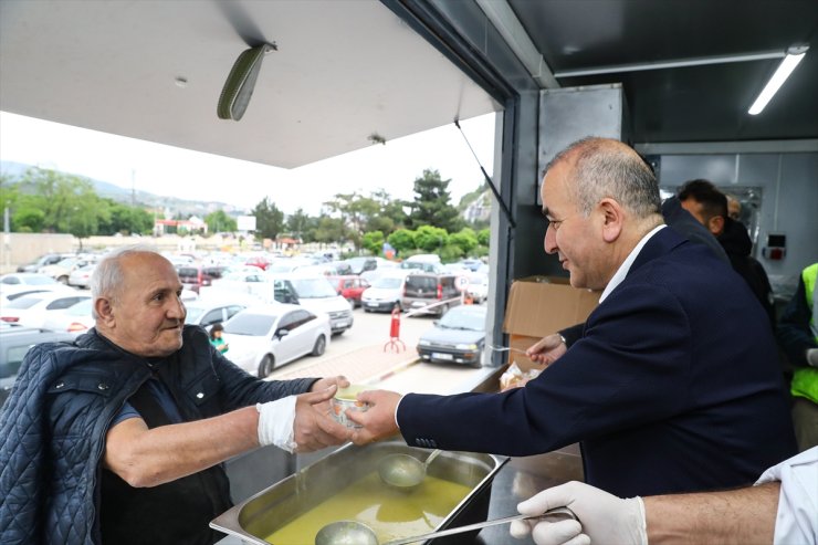 Tokat'ta geri dönüşüm malzemelerinden mobil mutfak tırı oluşturuldu