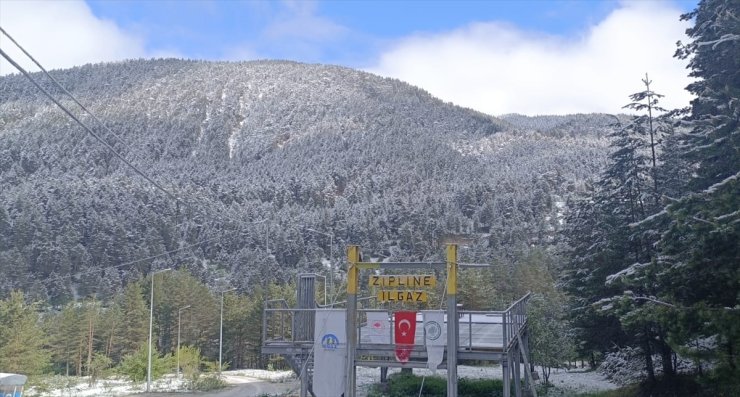 Yıldıztepe Kayak Merkezi'nde mayısta kar yağışı etkili oldu