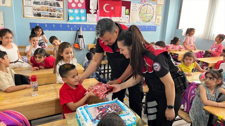 Diyarbakır'da polislerden öğrenciye doğum günü sürprizi