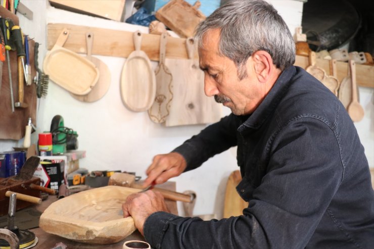 Erzurumlu ahşap ustası, atadan kalma malzemelerle mesleğini icra ediyor