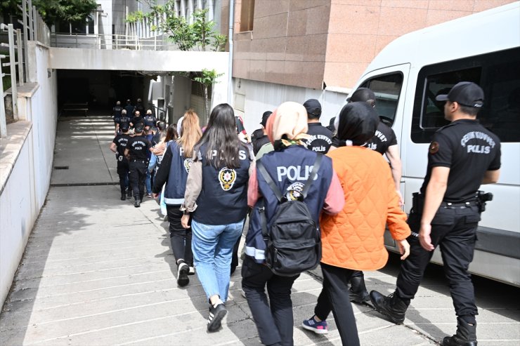 Gaziantep'te FETÖ operasyonunda yakalanan 13 zanlı adliyeye sevk edildi