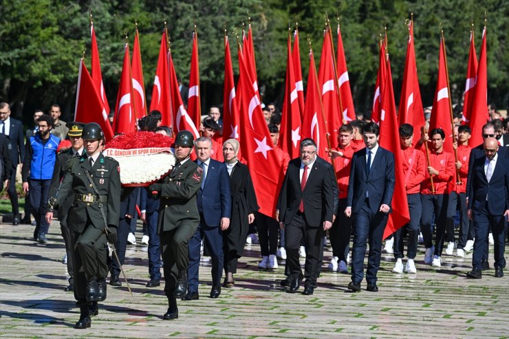 Gençlik ve Spor Bakanı Bak ile beraberindeki heyet Anıtkabir'i ziyaret etti